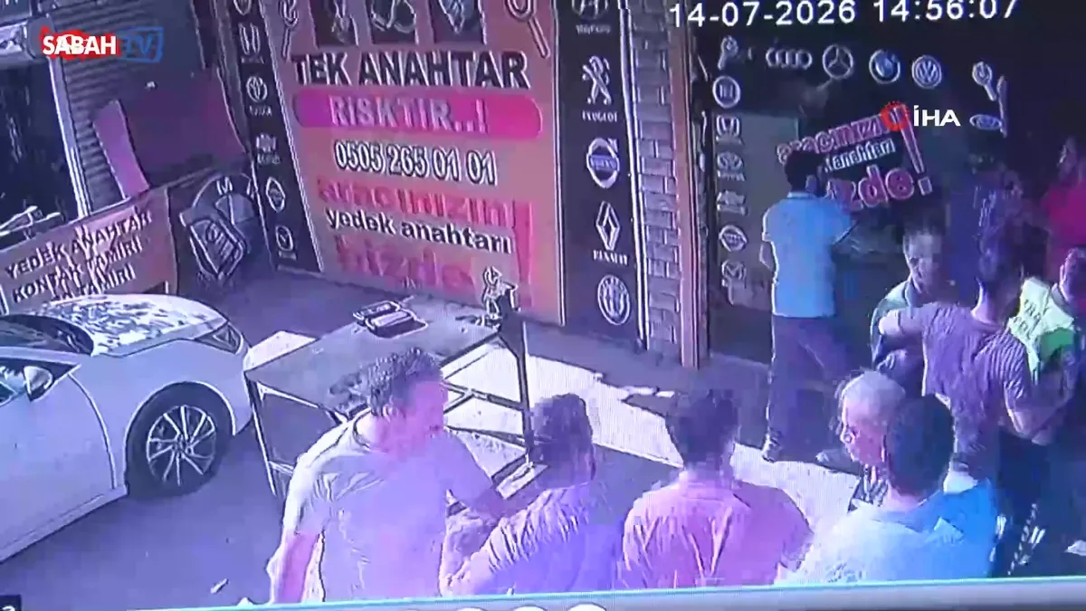 Yanlış yere araç park ettikleri için uyardıkları kalabalık grubun saldırısına uğradılar! Dehşet anları kamerada | Video videosunu izle Yanlış yere araç park ettikleri için uyardıkları kalabalık grubun saldırısına uğradılar! Dehşet anları kamerada | Video videosunu izle