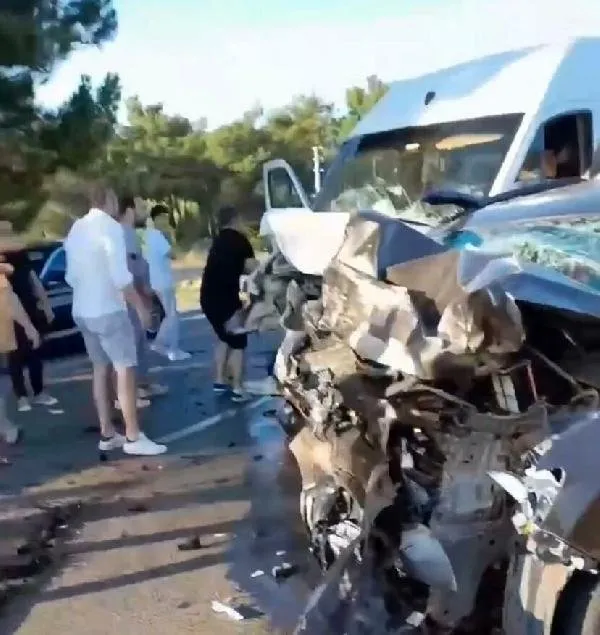 İzmir’de bayram dönüşü feci kaza: 5 ölü, 20 yaralı! Korkunç kazanın görüntüleri ortaya çıktı