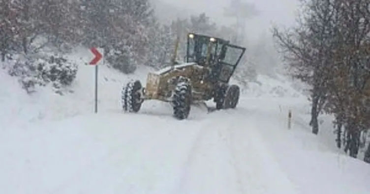 Aşırı kar yağışı o ilçede köy yollarını kapattı, ekipler açtı