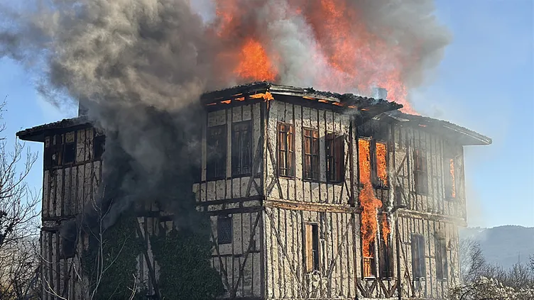 Safranbolu’da tarihi konak alevlere teslim oldu!