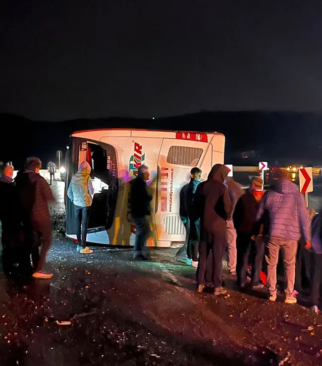osmaniyede-yolcu-otobusu-devrildi-3-yarali-1765130519211.jpg