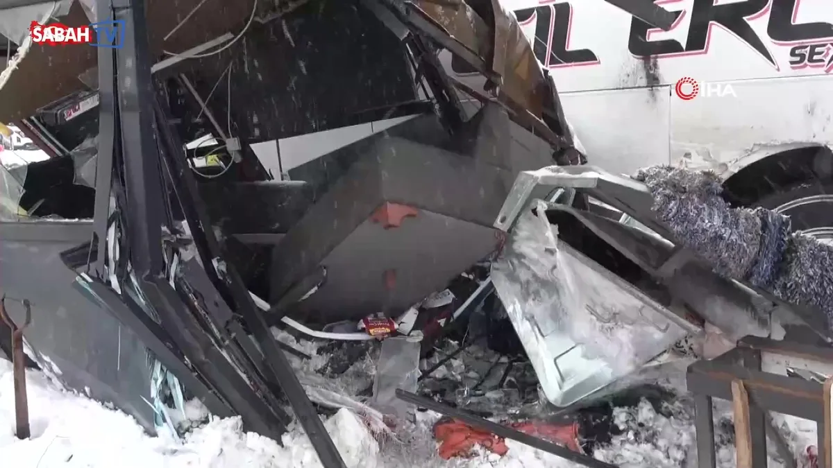 Yolcu otobüsü polis noktasına çarptı: 4 polis yaralandı | Video videosunu izle Yolcu otobüsü polis noktasına çarptı: 4 polis yaralandı | Video videosunu izle