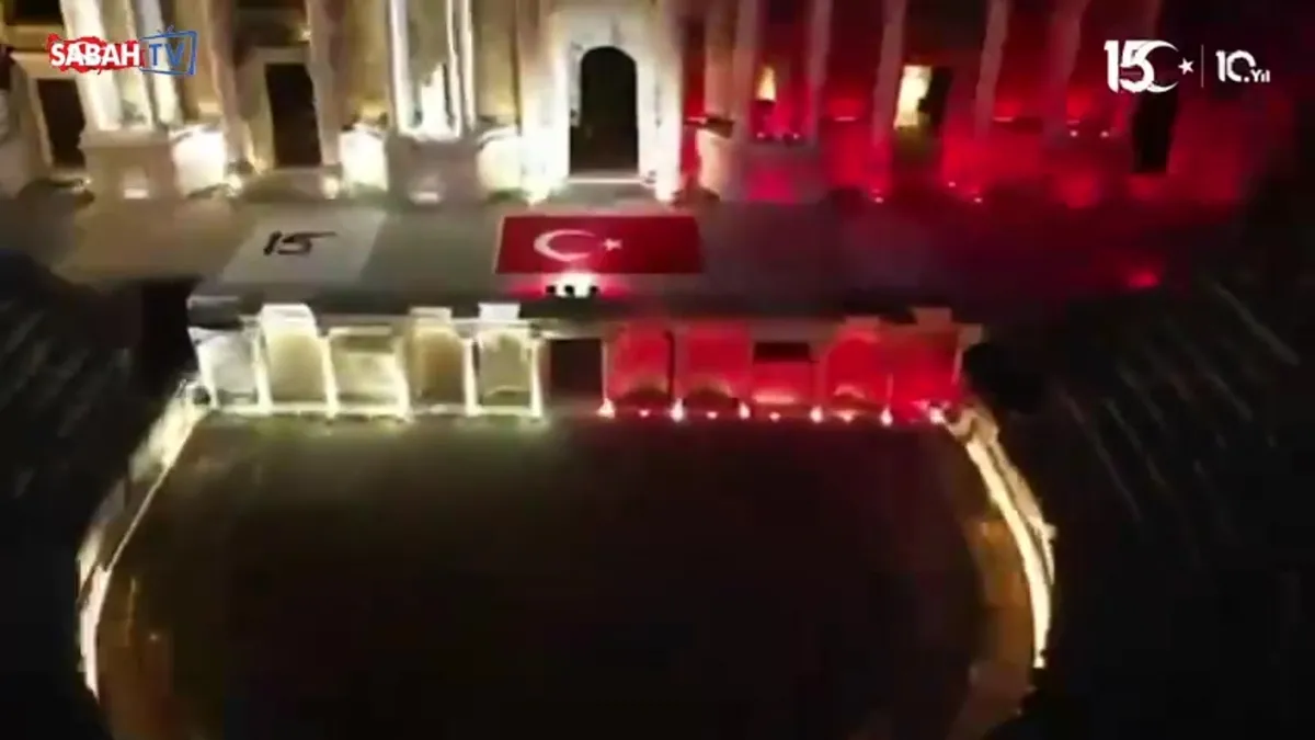 Pamukkale ve Hierapolis, ay yıldızın renkleriyle aydınlatıldı! videosunu izle Pamukkale ve Hierapolis, ay yıldızın renkleriyle aydınlatıldı! videosunu izle