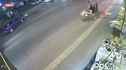 Motokurye otomobil ile böyle çarpıştı