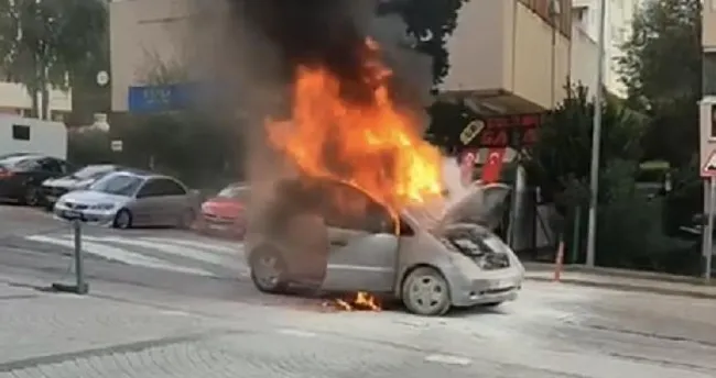 Yer Üsküdar: Seyir halindeki araç alev alev yandı! Yer Üsküdar: Seyir halindeki araç alev alev yandı!