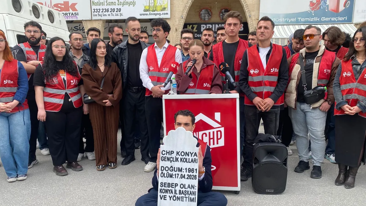 CHP’liler arasında görevden alma arbedesi! İl başkanlığına girmek isteyen gençler ‘yönetim istifa’ sloganları attı CHP’liler arasında görevden alma arbedesi! İl başkanlığına girmek isteyen gençler ‘yönetim istifa’ sloganları attı