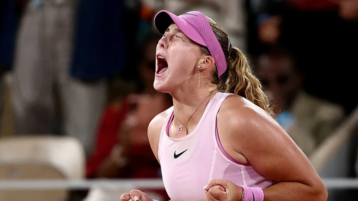 Mirra Andreeva Fransa Açık kortunda tenis oynarken