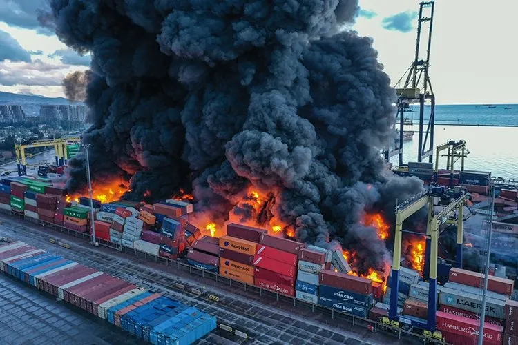 İskenderun Limanı’nda yangın sürüyor