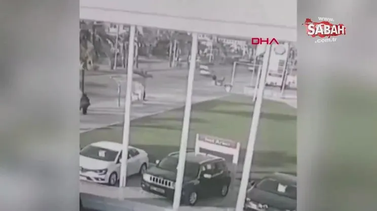 Kontrolden çıkan otomobil, kaldırımda bekleyen çocuklara böyle çarptı | Video