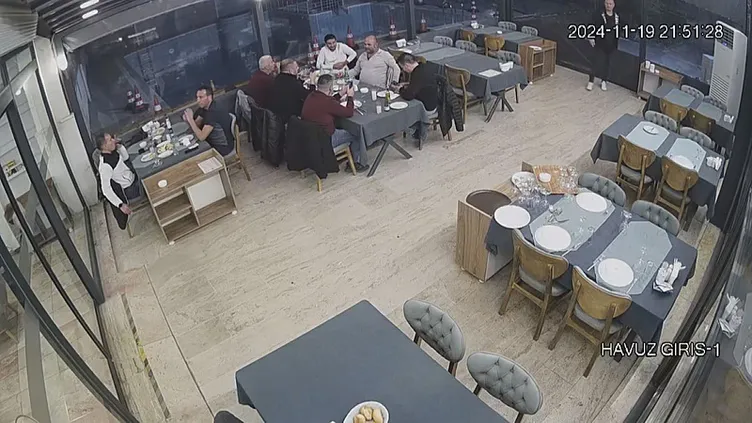 CHP’li Meclis üyesi gazeteciyi öldüresiye dövdü! Saldırı anı güvenlik kameralarına yansıdı