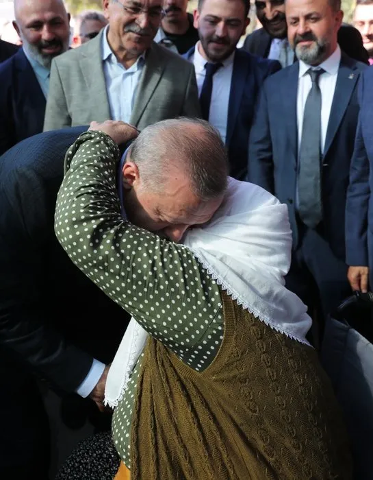 Başkan Erdoğan Manisa’da bağ bozumuna katıldı: ‘Sen dünya başkanı oldun’