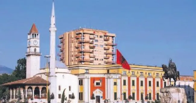 Gülen okullarında Türk bayrağı indirildi