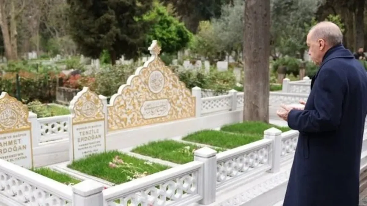 Başkan Erdoğan anne ve babasının kabrini ziyaret etti