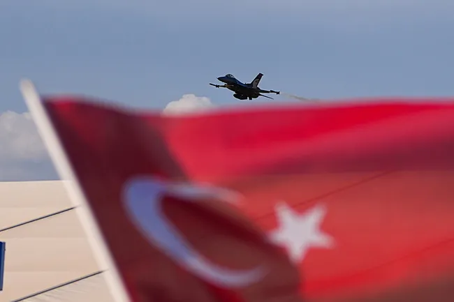 teknofest-guneydoguda-ilk-gun-coskusu-soloturk-gosteri-ucus-yapti-1790780826842.jpg