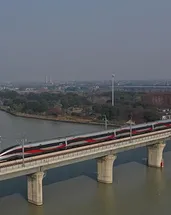 Çin’de demir yolu köprüsü çöktü