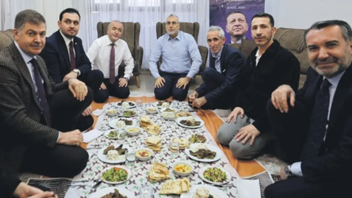 Bakanlar depremzedelerin iftar sofrasına misafir oldu Bakanlar depremzedelerin iftar sofrasına misafir oldu