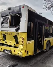 İETT otobüsleri durakta çarpıştı