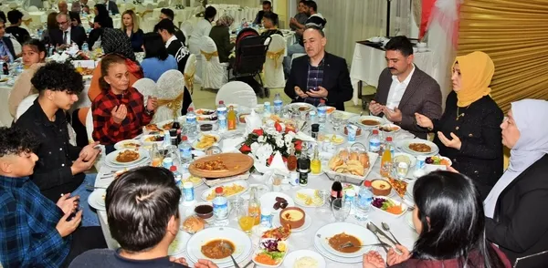 dunya-yetimler-gununde-yetim-cocuklar-iftarda-bir-araya-geldi-1650133419278.jpeg