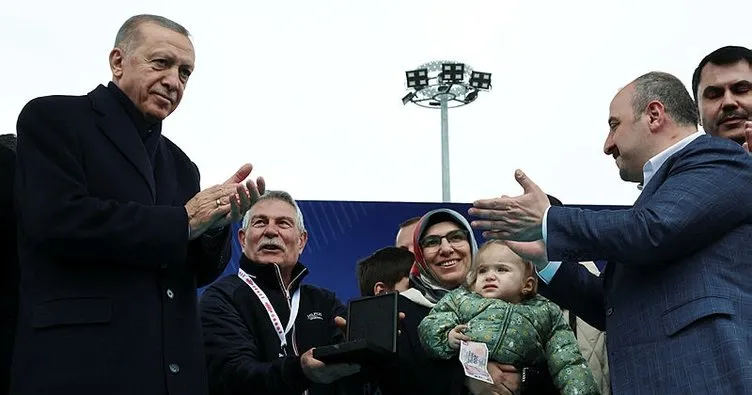 Seccade hediye edilen Başkan Erdoğan: 15 Mayıs’ta inşallah şükür namazını bu seccadede kılacağız
