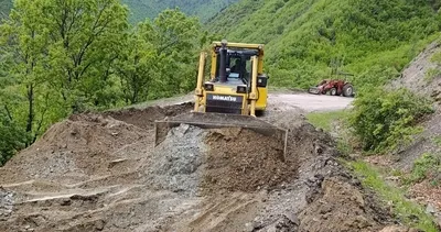 Amasya’da yağmura dayanamayan yol çöktü!