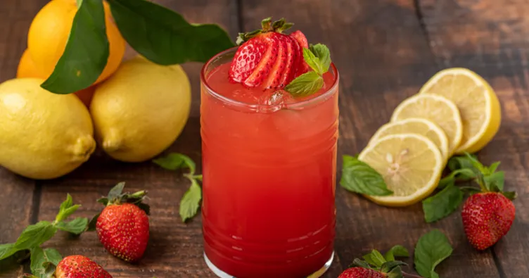 Sadece 4 malzemeyle hazırlanıyor! Pratik çilekli limonata tarifi