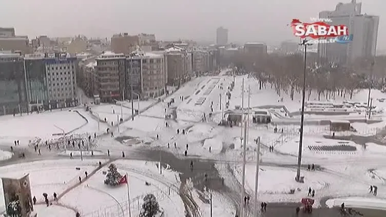 Beyaz örtüye bürünen Taksim Meydanı böyle görüntülendi