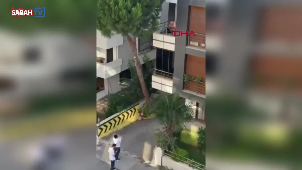 Maltepe’de bir daireden yükselen kadın çığlığı üzerine mahalleli balkona çıkan kişiye taş attı | Video videosunu izle Maltepe’de bir daireden yükselen kadın çığlığı üzerine mahalleli balkona çıkan kişiye taş attı | Video videosunu izle