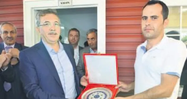 Demokrasi nöbetçilerine plaket