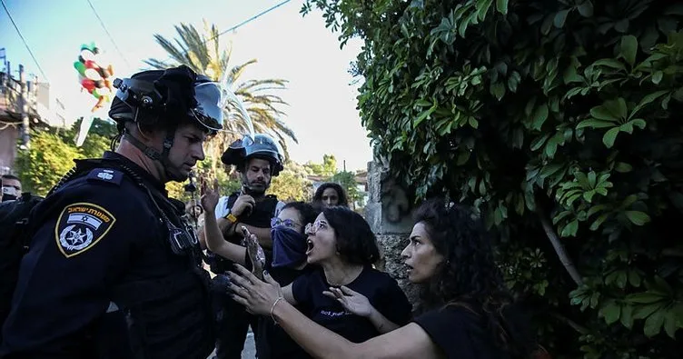 İşte İsrail barbarlığı: Filistinli kadınları darbedip, pişkin pişkin sırıttılar