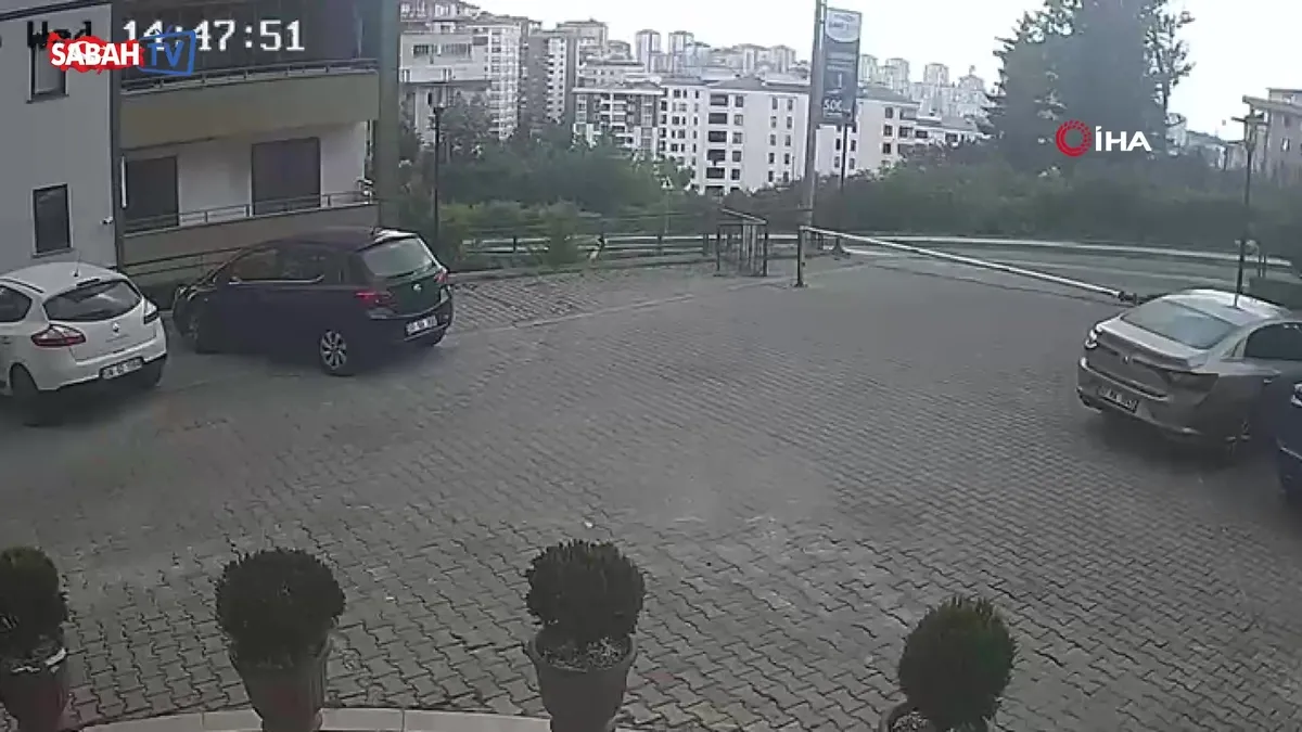 Fren yerine gaza bastı! Site duvarından aşağı uçtu: 1’i çocuk 3 yaralı… Kaza anı kamerada videosunu izle Fren yerine gaza bastı! Site duvarından aşağı uçtu: 1’i çocuk 3 yaralı… Kaza anı kamerada videosunu izle