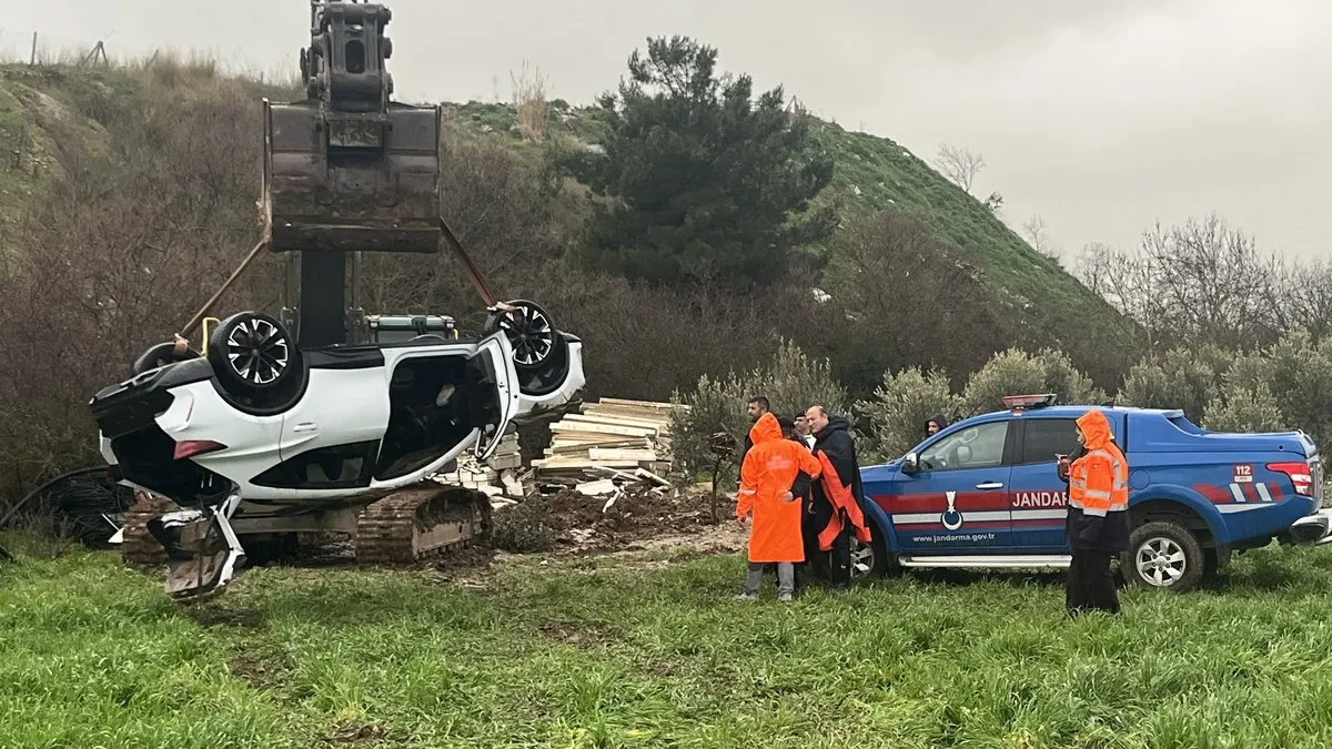 İzmir’de 2 kız kardeşin ölümüne sebep oldu: Kaçan şüpheli dev uyuşturucu operasyonundan aranıyormuş! İzmir’de 2 kız kardeşin ölümüne sebep oldu: Kaçan şüpheli dev uyuşturucu operasyonundan aranıyormuş!