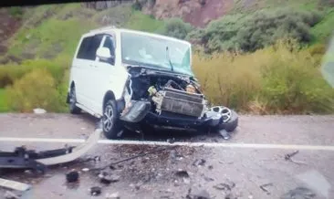 Minibüs ve hafif ticari araç çarpıştı: 3 ölü, 4 yaralı