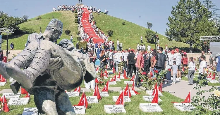 Dumlupınar’da her mezar taşı bir destan