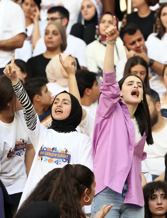 SON DAKİKA: Gençler Başkan Erdoğan'ı bekliyor! Stadyum tıklım tıklım doldu! Coşku her geçen dakika artıyor...