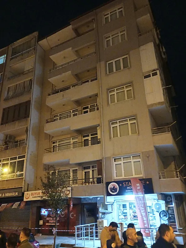 kolon-ve-kirislerden-gelen-ses-alarma-gecirdi-kocaelide-7-katli-bina-bosaltildi-1793140578778.jpeg