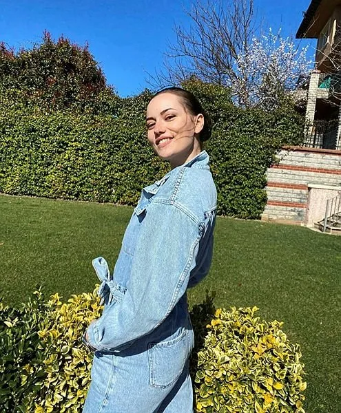 Güzel oyuncu Fahriye Evcen’in oğlu Karan’la olan Anneler Günü pozuna beğeni yağdı