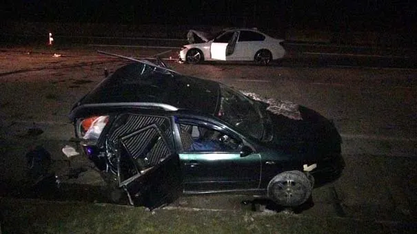 Arızalanan aracı itenlere otomobil çarptı: 1 ölü, 4 yaralı