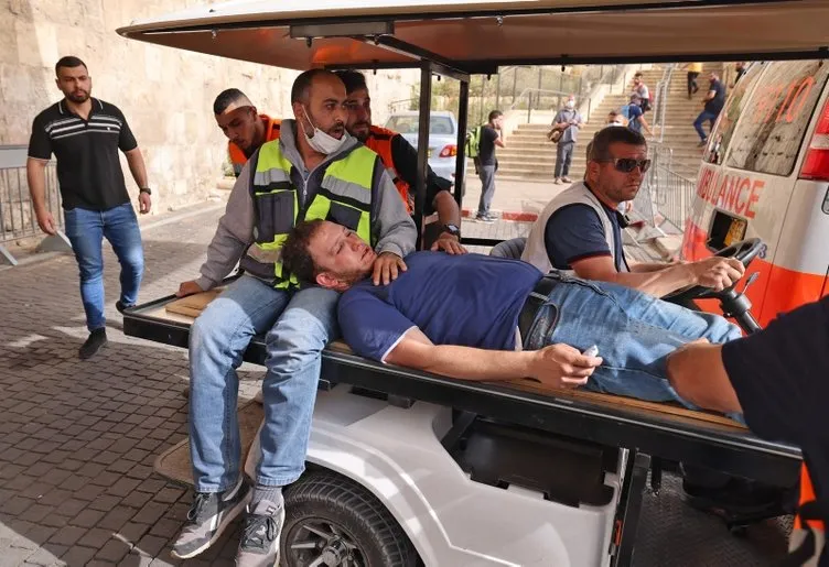 Mescid-i Aksa'da İsrail terörü! Yüzlerce Filistinli yaralı ortalık savaş alanına döndü
