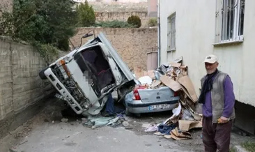 Kamyonet otomobilin üzerine düştü