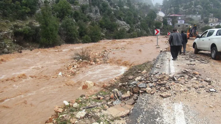Son dakika... Mersin’deki sel hayatı felç etti! Okullar tatil edildi