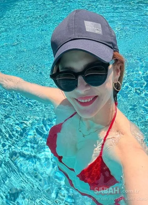 44 yaşındaki Mine Tugay kırmızı bikinisi ile havuz pozu verdi sosyal medya coştu! Yaza merhaba diye Mine Tugay bikinili pozu ile yaktı geçti!