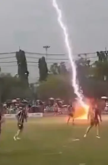 Yeşil sahada yıldırım dehşeti