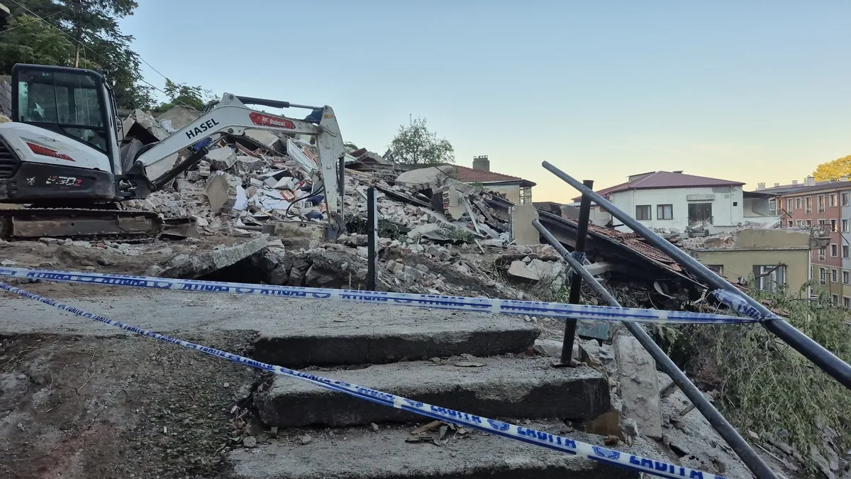 Zonguldak'ta 3 katlı betonarme bina çöktü, 1 can kaybı