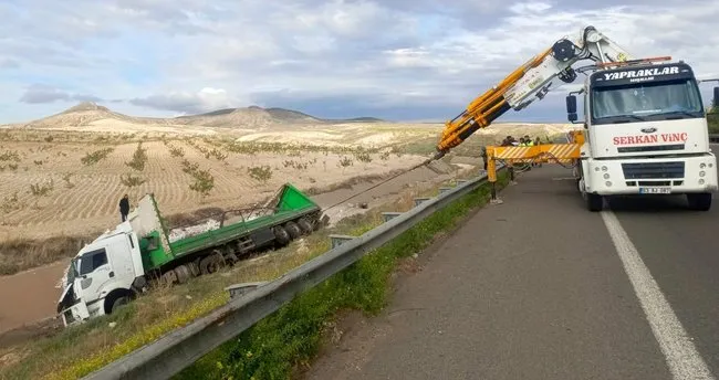 Şanlıurfa’da TIR devrildi sürücü ağır yaralandı