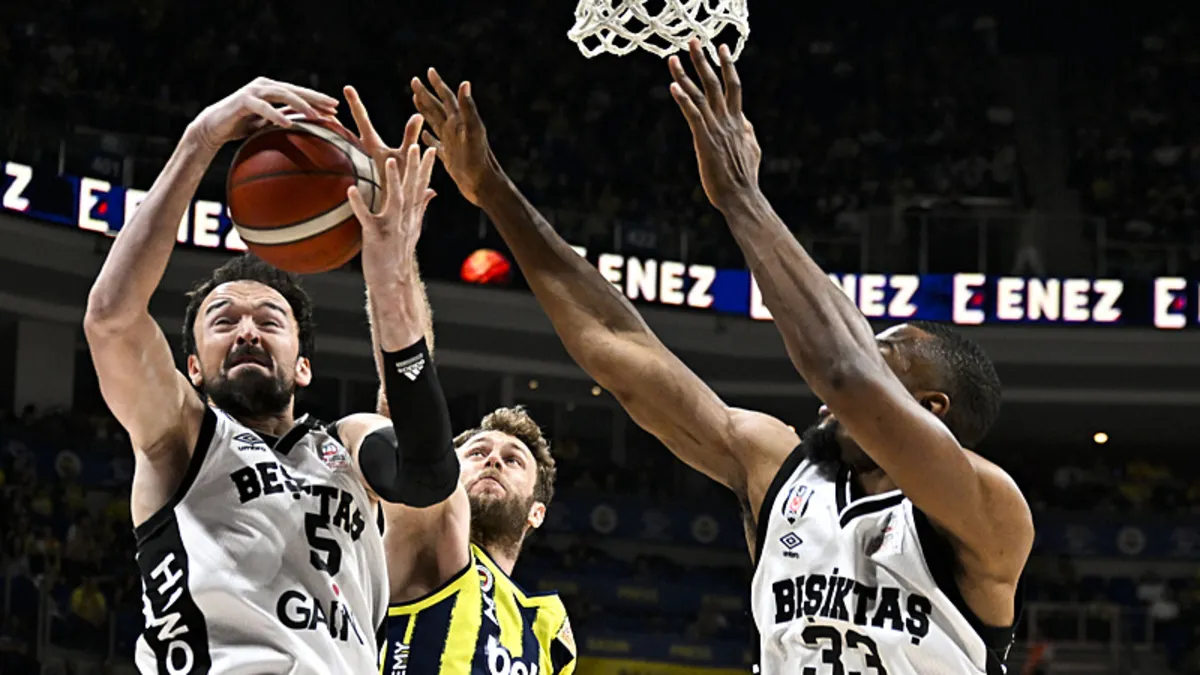 Fenerbahçe Beko ve Beşiktaş GAİN basketbol takımları oyuncularının mücadele ettiği bir an