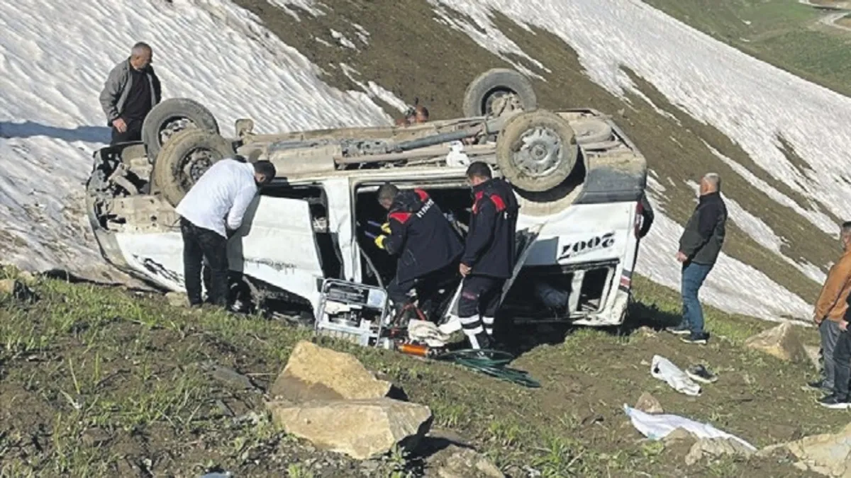 Minibüs Şarampole Uçtu: 1 Ölü, 7 Yaralı