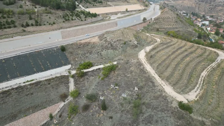 Bu mezarlık sadece dürbünle ziyaret ediliyor: Gurbette gibi uzaktan dua ediyorum!