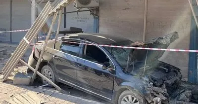 Motosiklete çarpan otomobil işyerlerine çarparak durabildi #hatay