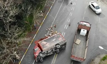 Avcılar’da meşrubat yüklü kamyon devrildi
