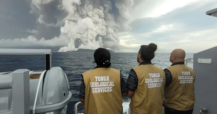 Tonga’da yanardağ patladı! Uydu görüntüleri paylaşıldı, birçok ülkeye tsunami uyarısı yapıldı